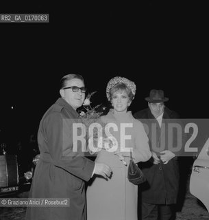 CINEMA / LATTRICE  GINA LOLLOBRIGIDA A CORTINA CON GLUCO PELLEGRINI / CON CAPPELLO E MAZZO DI FIORI / 1968 - © ARCHIVIO Graziano Arici/Rosebud2 
