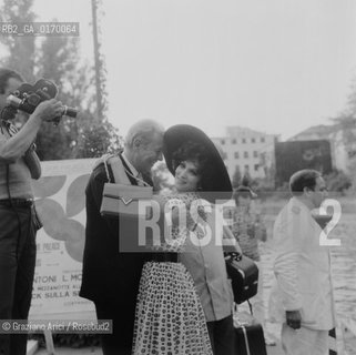 CINEMA / LATTRICE GINA LOLLOBRIGIDA (ITALIA)  CON IL CRITICO GIANLUIGI RONDI / MOSTRA INTERNAZIONALE DARTE CINEMATOGRAFICA, BIENNALE 1971 - © ARCHIVIO Graziano Arici/Rosebud2 