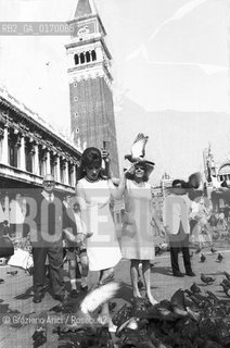 CINEMA / LATTRICE GINA LOLLOBRIGIDA (ITALIA) MENTRE DA DA MANGIARE AI PICCIONI IN PIAZZA SAN MARCO A VENEZIA / 197O circa - © ARCHIVIO Graziano Arici/Rosebud2 .