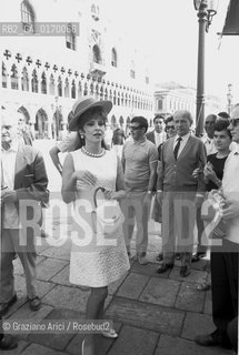 CINEMA / LATTRICE GINA LOLLOBRIGIDA (ITALIA) IN PIAZZA SAN MARCO A VENEZIA / CON CAPPELLO E BORSETTA / 197O circa - © ARCHIVIO Graziano Arici/Rosebud2 .