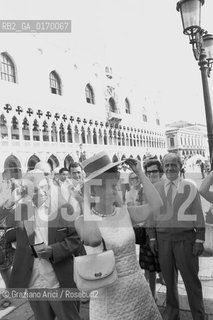 CINEMA / LATTRICE GINA LOLLOBRIGIDA (ITALIA) IN PIAZZA SAN MARCO A VENEZIA / CON CAPPELLO E BORSETTA / 197O circa - © ARCHIVIO Graziano Arici/Rosebud2 .