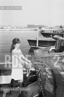 CINEMA / LATTRICE GINA LOLLOBRIGIDA (ITALIA) A VENEZIA MENTRE FINGE DI GUIDARE UN MOTOSCAFO / 197O circa - © ARCHIVIO Graziano Arici/Rosebud2 .