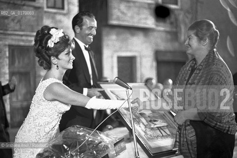LETTERATURA CINEMA / LATTRICE GINA LOLLOBRIGIDA (ITALIA), MADRINA DELLA MANIFESTAZIONE, MENTRE, INSIEME A  MARIO VALERI MANERA, CONSEGNA IL PREMIO LETTERARIO IL CAMPIELLO ALLA MOGLIE DI IGNAZIO SILONE / 1968 - © ARCHIVIO Graziano Arici/Rosebud2 