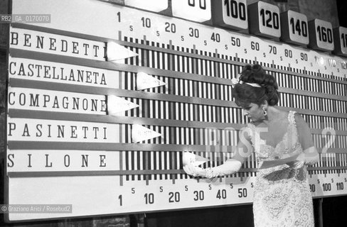 LETTERATURA CINEMA / LATTRICE GINA LOLLOBRIGIDA (ITALIA), MADRINA ALLA CONSEGNA DEL PREMIO LETTERARIO IL CAMPIELLO, MENTRE SEGNA I PUNTEGGI SUL TABELLONE / 1968 - © ARCHIVIO Graziano Arici/Rosebud2 