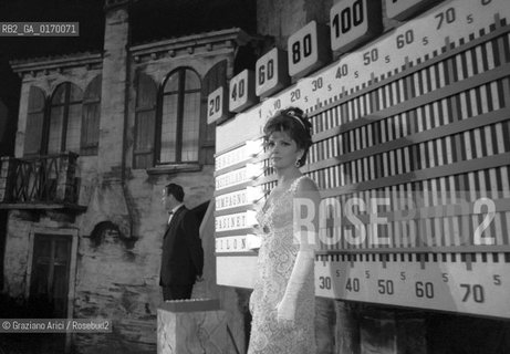 LETTERATURA CINEMA / LATTRICE GINA LOLLOBRIGIDA (ITALIA), MADRINA ALLA CONSEGNA DEL PREMIO LETTERARIO IL CAMPIELLO, DAVANTI AL TABELLONE SU CUI SONO SEGNATI I PUNTEGGI / 1968 - © ARCHIVIO Graziano Arici/Rosebud2 