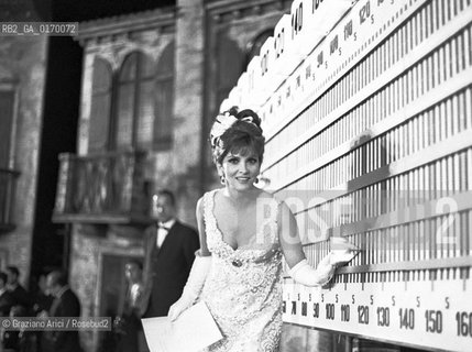 LETTERATURA CINEMA / LATTRICE GINA LOLLOBRIGIDA (ITALIA), MADRINA ALLA CONSEGNA DEL PREMIO LETTERARIO IL CAMPIELLO, MENTRE SEGNA I PUNTEGGI SUL TABELLONE / 1968 - © ARCHIVIO Graziano Arici/Rosebud2 