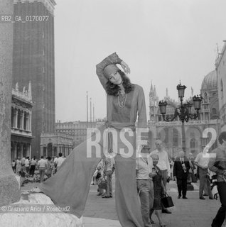 CINEMA / LATTRICE NICOLETTA RANGONI MACCHIAVELLI (ITALIA) A VENEZIA / IN PIAZZA SAN MARCO / MOSTRA INTERNAZIONALE DARTE CINEMATOGRAFICA, BIENNALE 1969 - © ARCHIVIO Graziano Arici/Rosebud2 .