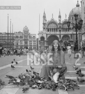 CINEMA / LATTRICE NICOLETTA RANGONI MACCHIAVELLI (ITALIA) A VENEZIA / MENTRE DA DA MANGIARE AI PICCIONI IN PIAZZA SAN MARCO / MOSTRA INTERNAZIONALE DARTE CINEMATOGRAFICA, BIENNALE 1969 - © ARCHIVIO Graziano Arici/Rosebud2 .