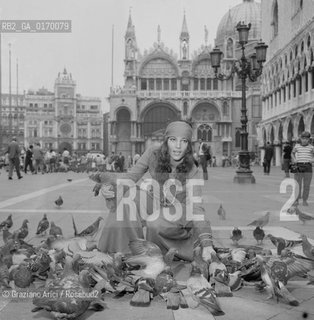 CINEMA / LATTRICE NICOLETTA RANGONI MACCHIAVELLI (ITALIA) A VENEZIA / MENTRE DA DA MANGIARE AI PICCIONI IN PIAZZA SAN MARCO / MOSTRA INTERNAZIONALE DARTE CINEMATOGRAFICA, BIENNALE 1969 - © ARCHIVIO Graziano Arici/Rosebud2 .