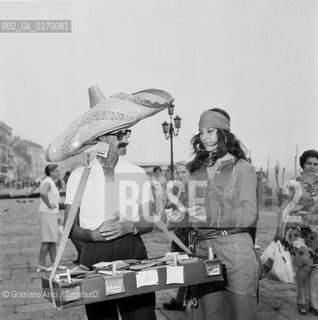 CINEMA / LATTRICE NICOLETTA RANGONI MACCHIAVELLI (ITALIA) A VENEZIA / MENTRE COMPRA UN BORSELLINO DA UN VENDITORE DI SOUVENIRS CON IL SOMBRERO / MOSTRA INTERNAZIONALE DARTE CINEMATOGRAFICA, BIENNALE 1969 - © ARCHIVIO Graziano Arici/Rosebud2 .