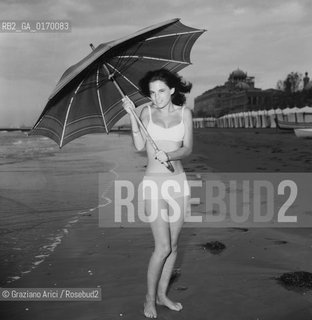 CINEMA / LATTRICE KATIA MAGNI IN BIKINI NELLA SPIAGGIA DAVANTI ALLHOTEL EXCELSIOR / PIOGGIA, OMBRELLO, VENTO / MOSTRA INTERNAZIONALE DARTE CINEMATOGRAFICA, BIENNALE1967 - © ARCHIVIO Graziano Arici/Rosebud2 .