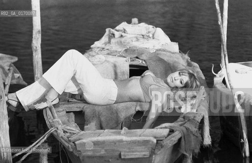 CINEMA TEATRO / LATTRICE LYDIA MANCINELLI (ITALIA) DISTESA SU UNA BARCA / 1970 circa - © ARCHIVIO Graziano Arici/Rosebud2 