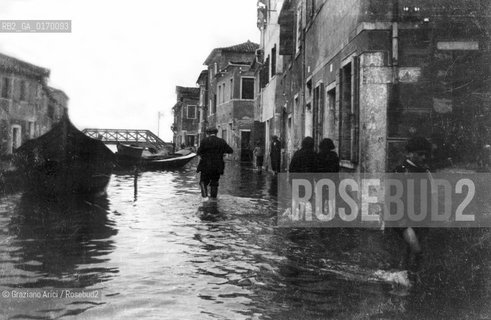 Caption: Localizzazione:.VENEZIA / ISOLA DI BURANO.Oggetto:.Soggetto:.CANALE / ALTA MAREA / ACQUA ALTA.Cronologia: ..Definizione Culturale:.   Autore: .   Stile: .   Editori/Stampatori:.   Committenza:.Materia e Tecnica:.Collocazione:.Note:..Riproduzione Fotografica:.Graziano Arici/Rosebud2 Copyright:.Graziano Arici/Rosebud2 Data:.ANNI 40.Costo:.A