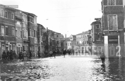 Caption: Localizzazione:.VENEZIA / ISOLA DI BURANO.Oggetto:.Soggetto:.CANALE / ALTA MAREA / ACQUA ALTA.Cronologia: ..Definizione Culturale:.   Autore: .   Stile: .   Editori/Stampatori:.   Committenza:.Materia e Tecnica:.Collocazione:.Note:..Riproduzione Fotografica:.Graziano Arici/Rosebud2 Copyright:.Graziano Arici/Rosebud2 Data:.ANNI 40.Costo:.A