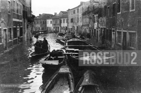 Caption: Localizzazione:.VENEZIA / ISOLA DI BURANO.Oggetto:.Soggetto:.CANALE / ALTA MAREA / ACQUA ALTA.Cronologia: ..Definizione Culturale:.   Autore: .   Stile: .   Editori/Stampatori:.   Committenza:.Materia e Tecnica:.Collocazione:.Note:..Riproduzione Fotografica:.Graziano Arici/Rosebud2 Copyright:.Graziano Arici/Rosebud2 Data:.ANNI 40.Costo:.A