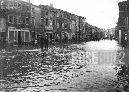 Caption: Localizzazione:.VENEZIA / ISOLA DI BURANO.Oggetto:.Soggetto:.CANALE / ALTA MAREA / ACQUA ALTA.Cronologia: ..Definizione Culturale:.   Autore: .   Stile: .   Editori/Stampatori:.   Committenza:.Materia e Tecnica:.Collocazione:.Note:..Riproduzione Fotografica:.Graziano Arici/Rosebud2 Copyright:.Graziano Arici/Rosebud2 Data:.ANNI 40.Costo:.A