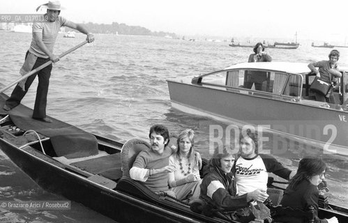 MUSICA POP ROCK BEATLES / IL CANTANTE E CHITARRISTA PAUL MCCARTNEY (GB) CON LA MOGLIE LINDA EASTMAN E IL GRUPPO THE WINGS IN GONDOLA A VENEZIA /1976 - © ARCHIVIO Graziano Arici/Rosebud2 