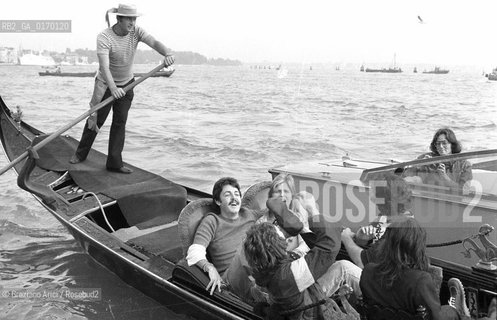 MUSICA POP ROCK BEATLES / IL CANTANTE E CHITARRISTA PAUL MCCARTNEY (GB) CON LA MOGLIE LINDA EASTMAN E IL GRUPPO THE WINGS IN GONDOLA A VENEZIA /1976 - © ARCHIVIO Graziano Arici/Rosebud2 