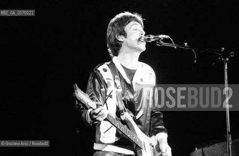 MUSICA POP ROCK BEATLES / IL CANTANTE E CHITARRISTA PAUL MCCARTNEY (GB) IN CONCERTO CON IL GRUPPO THE WINGS /1976 - © ARCHIVIO Graziano Arici/Rosebud2 