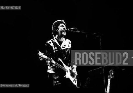 MUSICA POP ROCK BEATLES / IL CANTANTE E CHITARRISTA PAUL MCCARTNEY (GB) IN CONCERTO CON IL GRUPPO THE WINGS /1976 - © ARCHIVIO Graziano Arici/Rosebud2 
