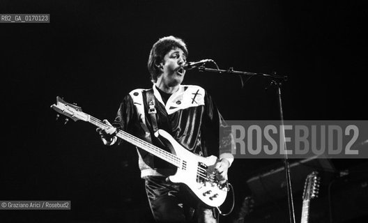 MUSICA POP ROCK BEATLES / IL CANTANTE E CHITARRISTA PAUL MCCARTNEY (GB) IN CONCERTO CON IL GRUPPO THE WINGS /1976 - © ARCHIVIO Graziano Arici/Rosebud2 