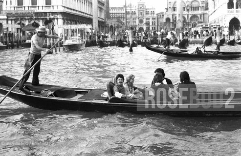 MUSICA POP ROCK BEATLES / IL CANTANTE E CHITARRISTA PAUL MCCARTNEY (GB) CON LA MOGLIE LINDA EASTMAN E IL GRUPPO THE WINGS IN GONDOLA A VENEZIA /1976 - © ARCHIVIO Graziano Arici/Rosebud2 