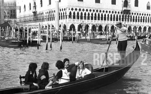 MUSICA POP ROCK BEATLES / IL CANTANTE E CHITARRISTA PAUL MCCARTNEY (GB) CON LA MOGLIE LINDA EASTMAN E IL GRUPPO THE WINGS IN GONDOLA A VENEZIA /1976 - © ARCHIVIO Graziano Arici/Rosebud2 