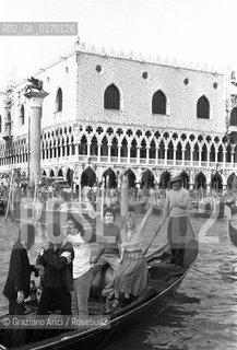 MUSICA POP ROCK BEATLES / IL CANTANTE E CHITARRISTA PAUL MCCARTNEY (GB) CON LA MOGLIE LINDA EASTMAN E IL GRUPPO THE WINGS IN GONDOLA A VENEZIA / 1976 - © ARCHIVIO Graziano Arici/Rosebud2 