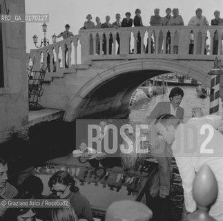 MUSICA POP ROCK BEATLES / IL CANTANTE E CHITARRISTA PAUL MCCARTNEY (GRAN BRETAGNA) CON LA MOGLIE LINDA EASTMAN E IL GRUPPO THE WINGS A VENEZIA / IN MOTOSCAFO /1976 - © ARCHIVIO Graziano Arici/Rosebud2 .