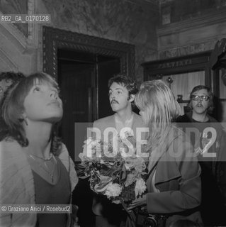 MUSICA POP ROCK BEATLES / IL CANTANTE E CHITARRISTA PAUL MCCARTNEY (GRAN BRETAGNA) E LA MOGLIE LINDA EASTMAN ALLINTERNO DELLHOTEL DANIELI /1976 - © ARCHIVIO Graziano Arici/Rosebud2 .