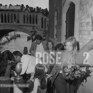 MUSICA POP ROCK BEATLES / IL CANTANTE E CHITARRISTA PAUL MCCARTNEY (GRAN BRETAGNA) A VENEZIA CON LA MOGLIE LINDA EASTMAN / 1976 - © ARCHIVIO Graziano Arici/Rosebud2 .
