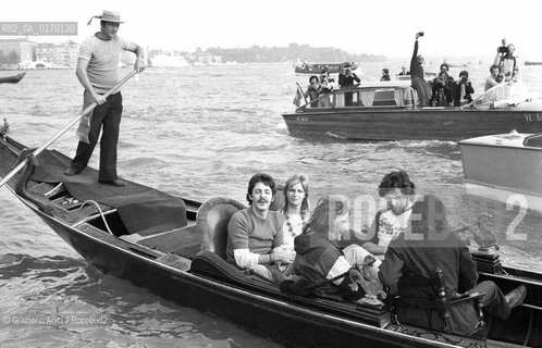 MUSICA POP ROCK BEATLES / IL CANTANTE E CHITARRISTA PAUL MCCARTNEY CON LA MOGLIE LINDA EASTMAN (GB) E IL GRUPPO THE WINGS IN GONDOLA A VENEZIA /1976 - © ARCHIVIO Graziano Arici/Rosebud2 
