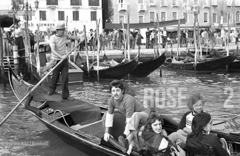 MUSICA POP ROCK BEATLES / IL CANTANTE E CHITARRISTA PAUL MCCARTNEY CON LA MOGLIE LINDA EASTMAN (GB) E IL GRUPPO THE WINGS IN GONDOLA A VENEZIA /1976 - © ARCHIVIO Graziano Arici/Rosebud2 