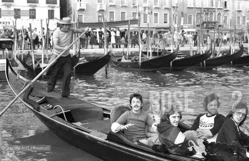 MUSICA POP ROCK BEATLES / IL CANTANTE E CHITARRISTA PAUL MCCARTNEY CON LA MOGLIE LINDA EASTMAN (GB) E IL GRUPPO THE WINGS IN GONDOLA A VENEZIA /1976 - © ARCHIVIO Graziano Arici/Rosebud2 
