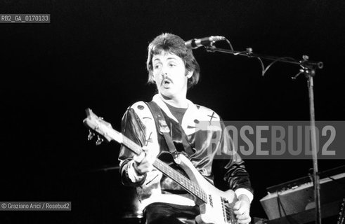 MUSICA POP ROCK BEATLES / IL CANTANTE E CHITARRISTA PAUL MCCARTNEY (GB) IN CONCERTO CONJN GLI WINGS /1976 - © ARCHIVIO Graziano Arici/Rosebud2 