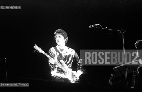 MUSICA POP ROCK BEATLES / IL CANTANTE E CHITARRISTA PAUL MCCARTNEY (GB) E LA MOGLIE LINDA EASTMAN IN CONCERTO CON GLI WINGS /1976 - © ARCHIVIO Graziano Arici/Rosebud2 
