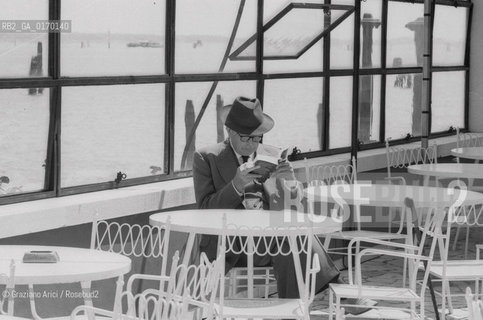 POLITICA / IL PRIMO MINISTRO INGLESE HAROLD MACMILLAN (GB) CON CAPPELLO E OCCHIALI / MENTRE LEGGE UN LIBRO SEDUTO A UN TAVOLINO /1973 - © ARCHIVIO Graziano Arici/Rosebud2 