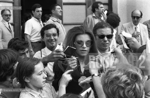 MUSICA / LA CANTANTE MILVA (ITALIA) MENTRE FIRMA AUTOGRAFI A UN GRUPPO DI FANS / CON OCCHIALI DA SOLE / 1972 - © ARCHIVIO Graziano Arici/Rosebud2 