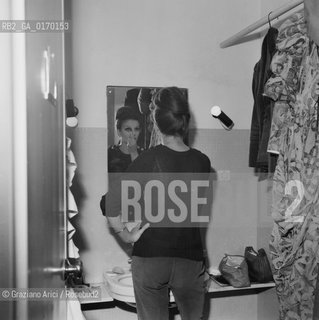 MUSICA / LA CANTANTE MILVA (ITALIA) A VICENZA / MENTRE SI TRUCCA IN BAGNO / 1968 - © ARCHIVIO Graziano Arici/Rosebud2 