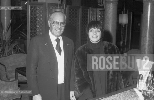 MUSICA CINEMA / LA CANTANTE E ATTRICE LIZA MINNELLI (USA) ALLHOTEL DANIELI CON IL PORTIERE / 1976 - © ARCHIVIO Graziano Arici/Rosebud2 .
