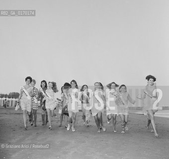 CONCORSO MISS CINEMA / LE ASPIRANTI MENTRE CORRONO SULLA SPIAGGIA DEL LIDO / MOSTRA INTERNAZIONALE DARTE CINEMATOGRAFICA, BIENNALE1967 - © ARCHIVIO Graziano Arici/Rosebud2 