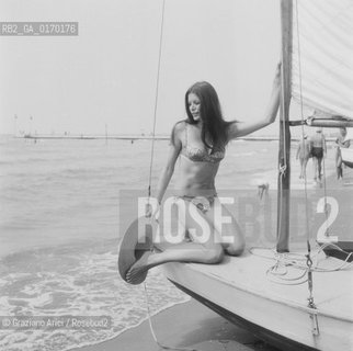 BARBARA MASCHERONI, LADY ITALIA 1967, IN BIKINI DURANTE LA  MOSTRA INTERNAZIONALE DARTE CINEMATOGRAFICA / SU UNA BARCA A VELA CON IN MANO UN CAPPELLO / SPIAGGIA, MARE - © ARCHIVIO Graziano Arici/Rosebud2 .
