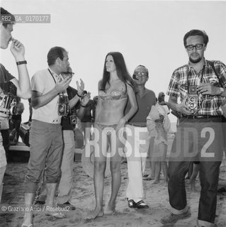 BARBARA MASCHERONI, LADY ITALIA 1967, IN BIKINI DURANTE LA  MOSTRA INTERNAZIONALE DARTE CINEMATOGRAFICA / SPIAGGIA, FOTOGRAFI, MACCHINE FOTOGRAFICHE - © ARCHIVIO Graziano Arici/Rosebud2 .