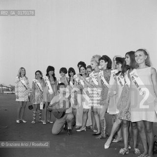 CONCORSO MISS CINEMA / LE ASPIRANTI MENTRE CORRONO SULLA SPIAGGIA DEL LIDO /CON IL CANTAUTORE UMBERTO DA PREDA / MOSTRA INTERNAZIONALE DARTE CINEMATOGRAFICA, BIENNALE1967 - © ARCHIVIO Graziano Arici/Rosebud2 