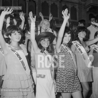 CONCORSO MISS CINEMA / LE ASPIRANTI MENTRE CORRONO SULLA SPIAGGIA DEL LIDO/ MOSTRA INTERNAZIONALE DARTE CINEMATOGRAFICA, BIENNALE1967 - © ARCHIVIO Graziano Arici/Rosebud2 