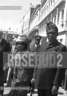 POLITICA / IL PRESIDENTE DELLO ZAIRE MOBUTU SESE SEKO  CON LA MOGLIE IN VISITA A VENEZIA / VETRERIA / 1973 - © ARCHIVIO Graziano Arici/Rosebud2 