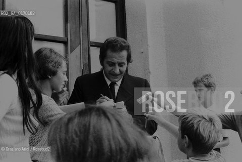 MUSICA LEGGERA / IL CANTANTE DOMENICO MODUGNO (ITALIA) MENTRE FIRMA AUTOGRAFI A DEI RAGAZZINI / 1969 - © ARCHIVIO Graziano Arici/Rosebud2 .