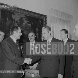 POLITICA POLITICO DC / LONOREVOLE ALDO MORO (ITALIA) MENTRE STRINGE LA MANO AL MINISTRO JUGOSLAVO TOPOVAC / QUADRO / 1971 - © ARCHIVIO Graziano Arici/Rosebud2 