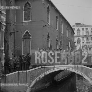 POLITICA CONTESTAZIONE PROTESTA MOVIMENTI SINISTRA EXTRAPARLAMENTARE / ASSALTO E DISTRUZIONE SEDE MSI DI VENEZIA / ANTIFASCISMO STRISCIONI, CARTELLI, SCRITTE, STUDENTI / 1971 - © ARCHIVIO Graziano Arici/Rosebud2 