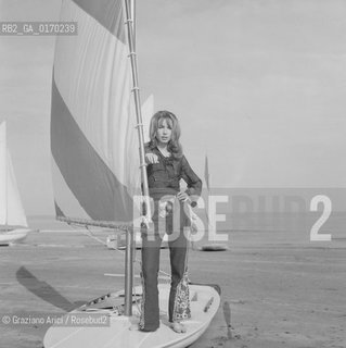 CINEMA / LATTRICE BULLE OGIER (FRANCIA) AL LIDO IN SPIAGGIA / VELE SURF / FILM PAULINA SEN VA / MOSTRA INTERNAZIONALE DARTE CINEMATOGRAFICA, BIENNALE 1969 - © ARCHIVIO Graziano Arici/Rosebud2 .